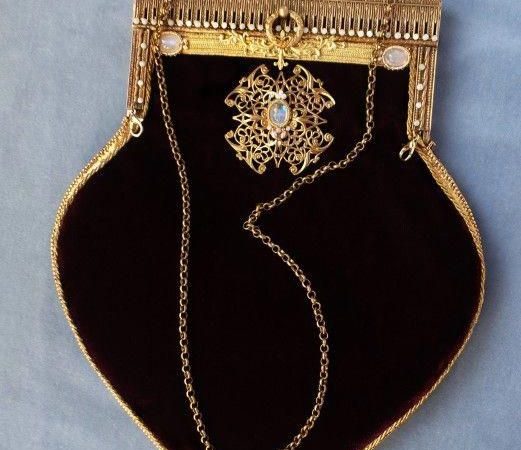 Art Nouveau Beaded Purse, Circa 1900: A Timeless Embodiment of Elegance and Craftsmanship