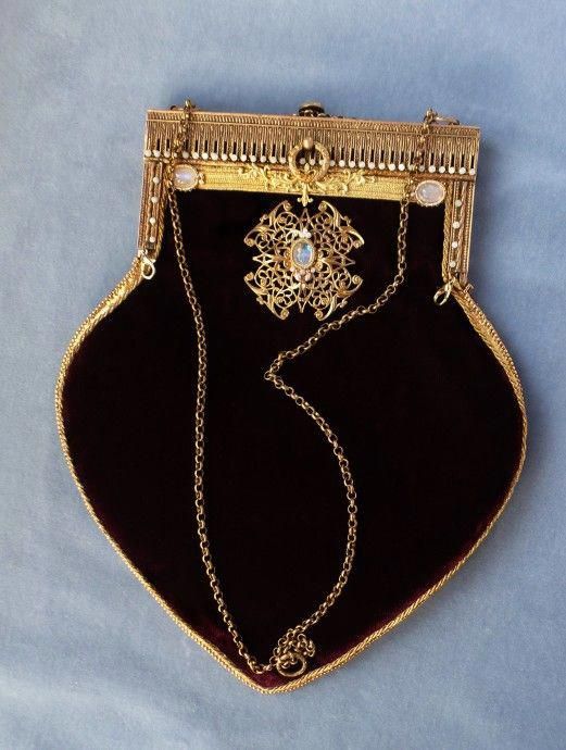 Art Nouveau Beaded Purse, Circa 1900: A Timeless Embodiment of Elegance and Craftsmanship