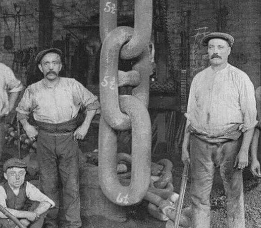 The Workers Behind the Titanic’s Anchor Chain in 1910