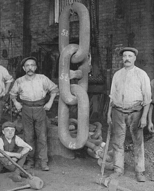 The Workers Behind the Titanic’s Anchor Chain in 1910