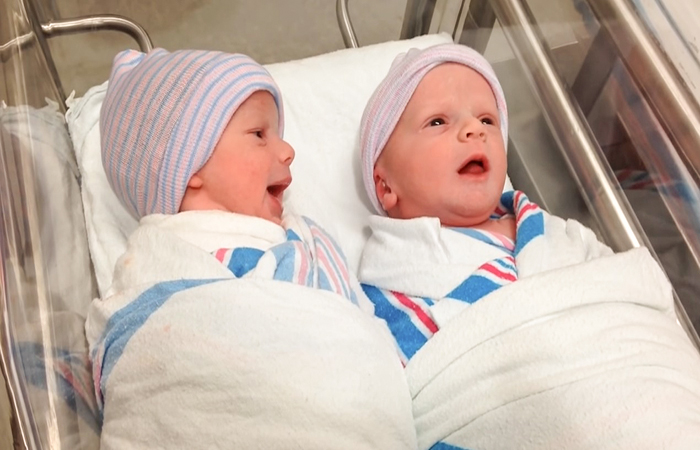 Harmony Unveiled: Newborn Twins Share Heartwarming Connection Only 1 Hour After Birth