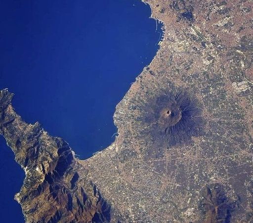 A Majestic View from Space: Astronaut Captures Mount Vesuvius’ Timeless Beauty and Power