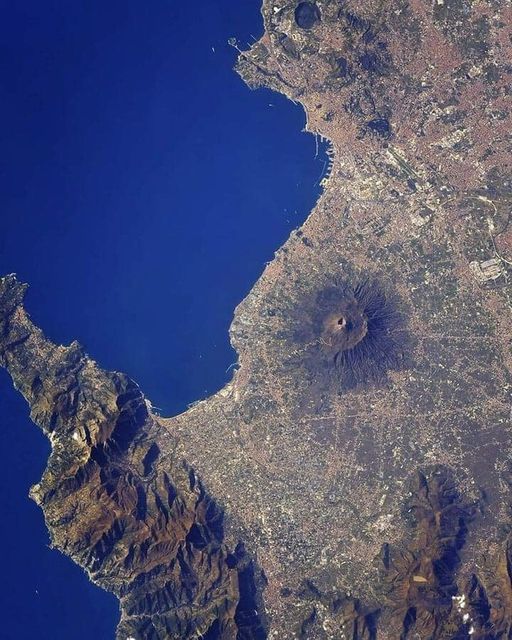 A Majestic View from Space: Astronaut Captures Mount Vesuvius’ Timeless Beauty and Power