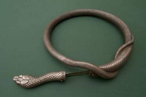 The Rapier Hidden in a Snake Bracelet: A 19th-Century Marvel from Toledo, Spain