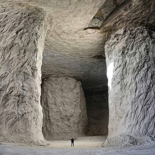 Exploring the Salt Caves of Iran: Nature’s Hidden Crystal Wonders