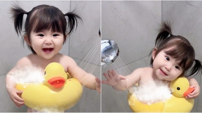 A Splash of Joy: Baby’s Bath Time Adventure with a Duck Swimming Buoy