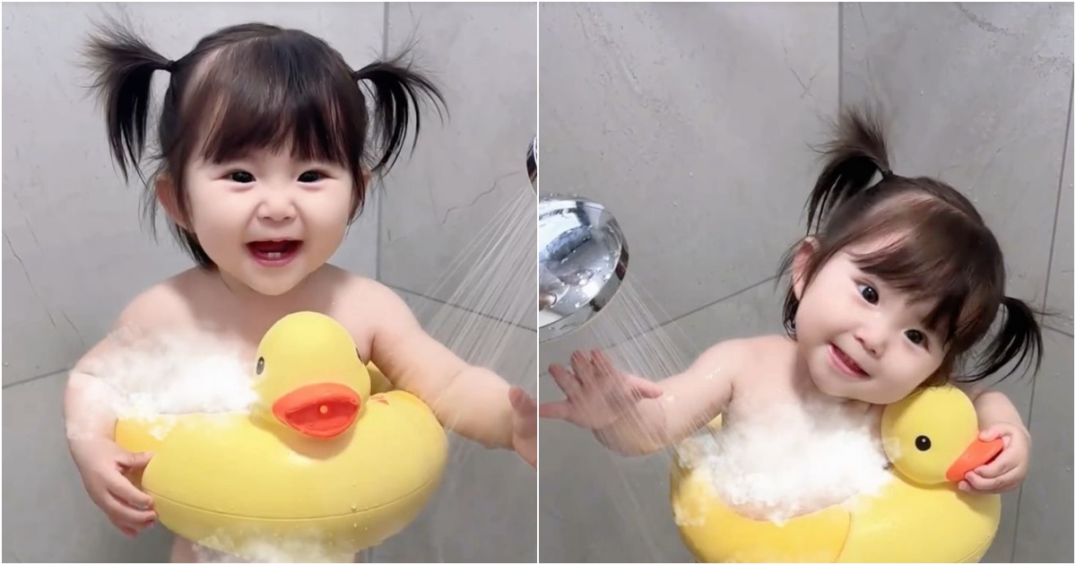 A Splash of Joy: Baby’s Bath Time Adventure with a Duck Swimming Buoy