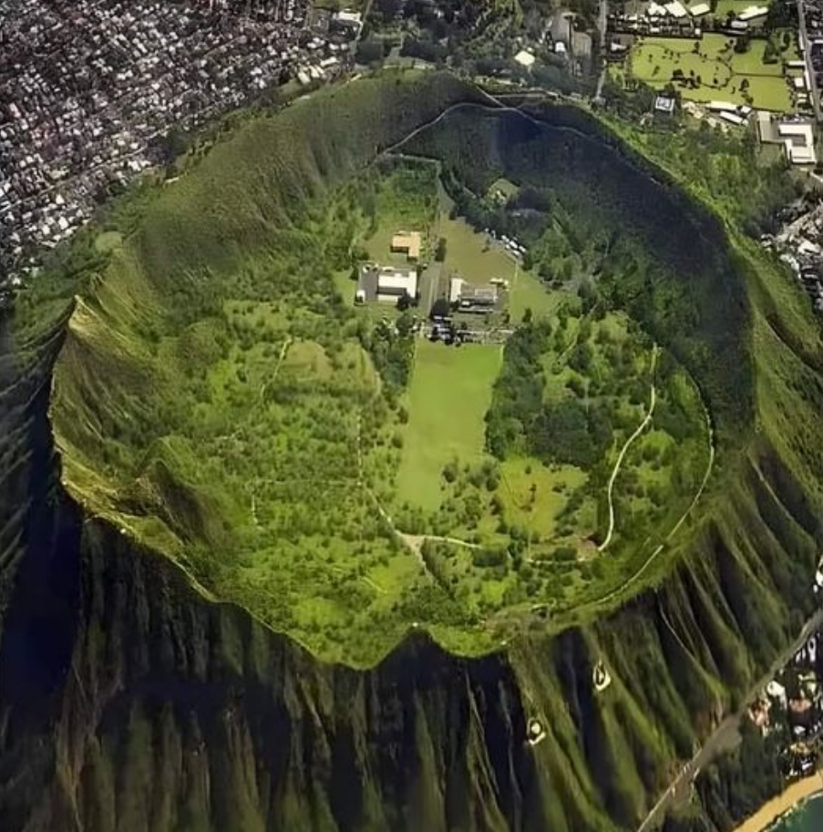 Diamond Head: A Majestic 500,000-Year-Old Volcanic Wonder on O’ahu